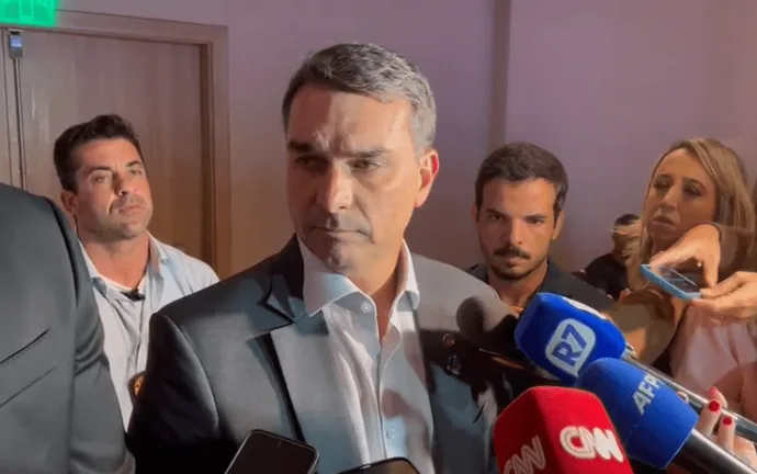 Flávio Bolsonaro Espera Opinião Favorável do PGR sobre Domiciliar para o Pai