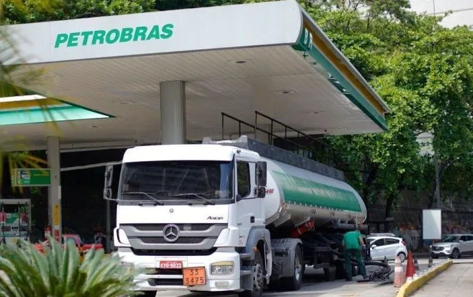 Petrobras Reafirma Política de Preços em Meio à Instabilidade Internacional Petrobras Reafirma Política de Preços em Meio à Instabilidade Internacional