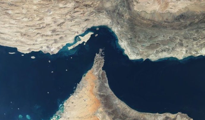 Três Navios Cargueiros Sofrem Ataques no Estreito de Ormuz