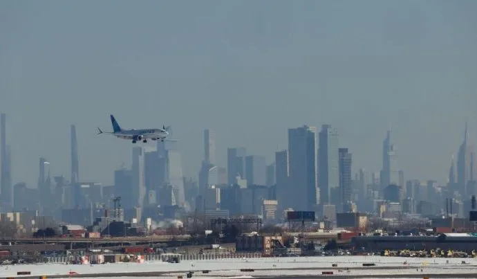 Incidente de Quase Colisão no Aeroporto de Newark Levanta Preocupações sobre Segurança Aérea