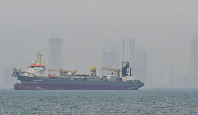 Ataques Iranianos Atingem Petroleiro Kuwaitiano em Dubai: Implicações e Contexto Geopolítico