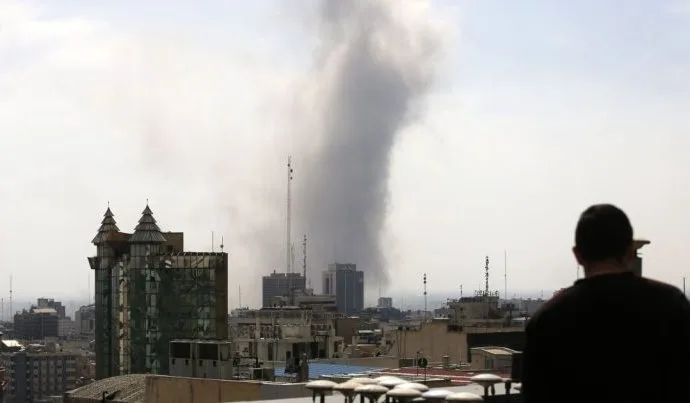 Noite de Bombardeios em Teerã e Isfahan: Relatos de Moradores