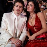 Timothée Chalamet e Kylie Jenner Enfrentam Piadas no Oscar 2026 Após Polêmica