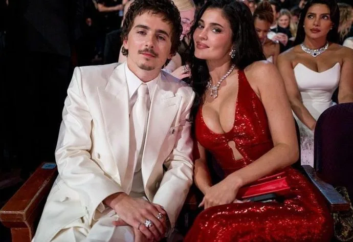 Timothée Chalamet e Kylie Jenner Enfrentam Piadas no Oscar 2026 Após Polêmica