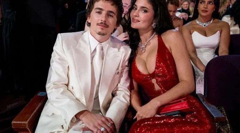 Timothée Chalamet e Kylie Jenner Enfrentam Piadas no Oscar 2026 Após Polêmica Timothée Chalamet e Kylie Jenner Enfrentam Piadas no Oscar 2026 Após Polêmica