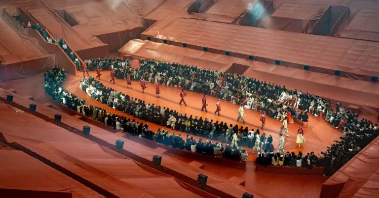 Lacoste Transforma Quadra de Roland-Garros em Passarela de Moda Inovadora