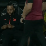 STJD Denuncia Memphis Depay por Uso de Celular Durante Partida do Corinthians