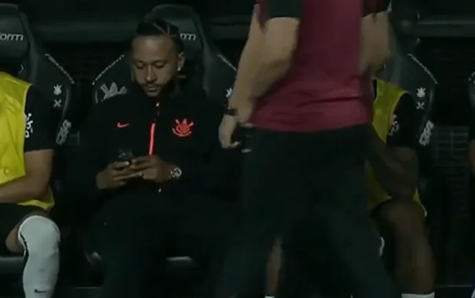 STJD Denuncia Memphis Depay por Uso de Celular Durante Partida do Corinthians