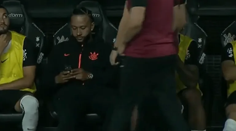 STJD Denuncia Memphis Depay por Uso de Celular Durante Partida do Corinthians