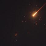 Irã Lança Mísseis de Fragmentação Contra Alvos em Israel e Cisjordânia