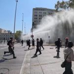 Protestos Estudantis em Santiago: Polícia Utiliza Canhões de Água para Dispersar Manifestantes