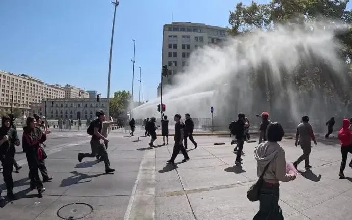 Protestos Estudantis em Santiago: Polícia Utiliza Canhões de Água para Dispersar Manifestantes