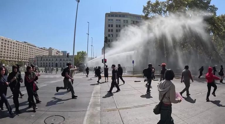 Protestos Estudantis em Santiago: Polícia Utiliza Canhões de Água para Dispersar Manifestantes