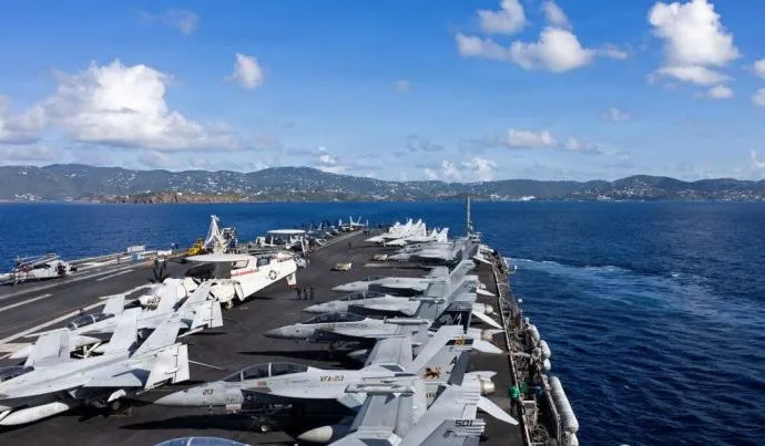 USS Gerald R. Ford Ancorado em Split Após Reparos na Grécia
