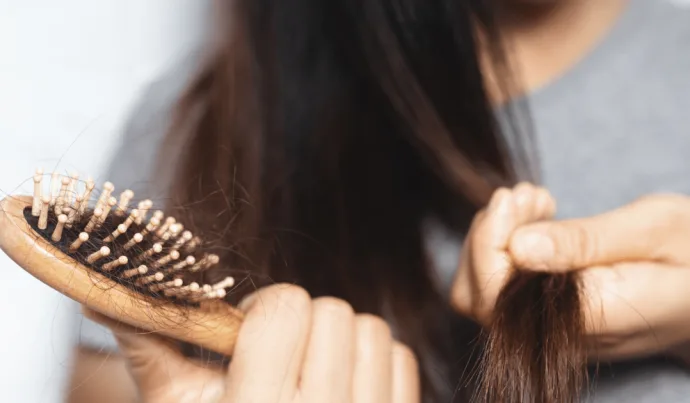 Entenda como o Verão Afeta a Queda de Cabelo e Como Proteger seus Fios