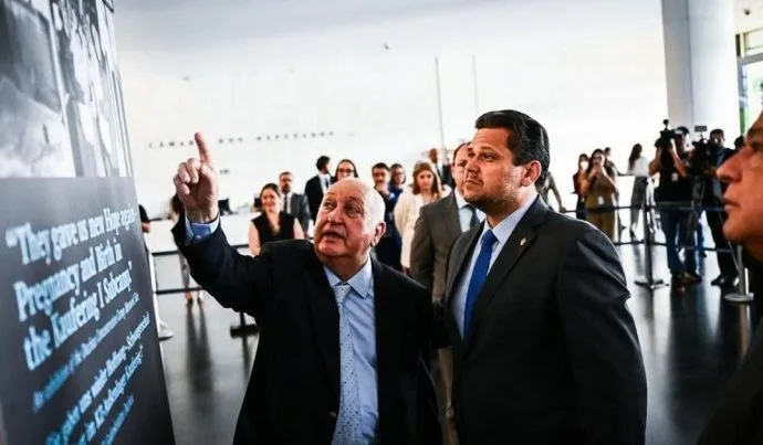 Exposição no Congresso Nacional Comemora Bebês Sobreviventes do Holocausto