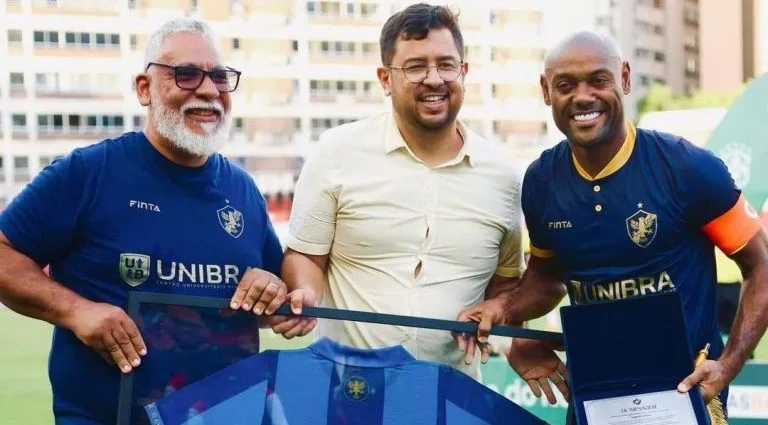 Vágner Love se despede do futebol com gol e agradecimentos