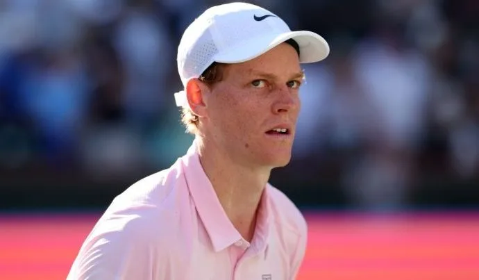 Jannik Sinner se desculpa após incidente no Miami Open