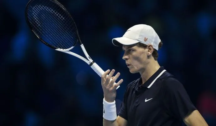 Interrupção na Final do Miami Open: Sinner e Lehecka Aguardam Retorno da Partida