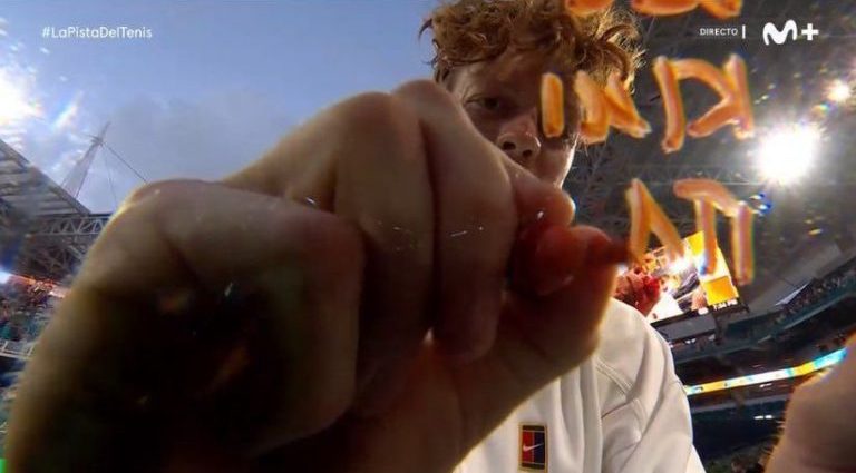 Sinner Celebra Título em Miami com Homenagem a Ícones do Esporte