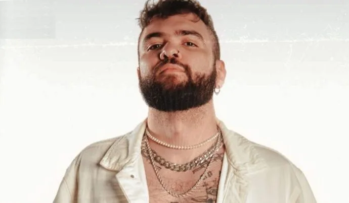 Tiago Santineli: O Humorista que Provoca Polêmica e Reflexão