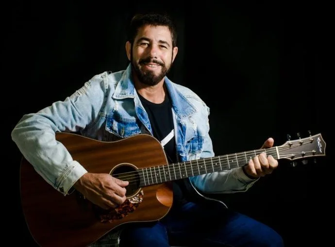 Tim Serion: A Música que Une Gerações e Histórias