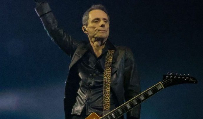 Tony Bellotto Homenageia Médico em Show Após Superar Câncer