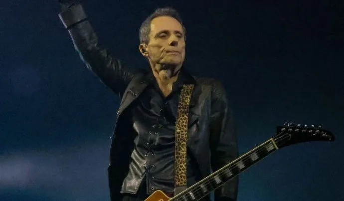 Tony Bellotto Homenageia Médico em Show Após Superar Câncer