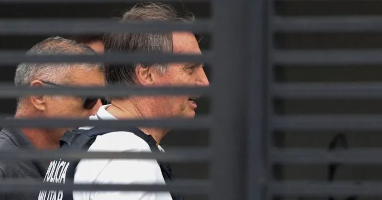 Moraes Recusa Pedido de Visitas para Filhos de Bolsonaro em Prisão Domiciliar