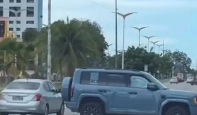 Acidente com Denza B5: Empresário Envolvido em Test Drive Capota Carro de Luxo em Fortaleza