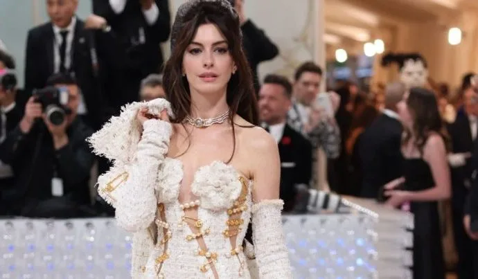Anne Hathaway Brinca com Teoria de Reencarnação da Esposa de Shakespeare