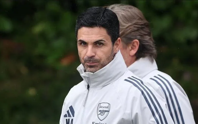 Arteta Desmistifica Pressão e Foco do Arsenal na Busca por Títulos