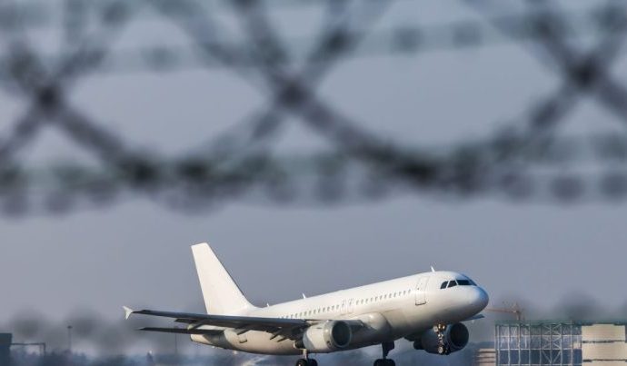 Retorno de Voo de Repatriação da França Devido a Alerta de Mísseis