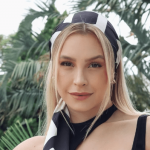 Carla Diaz Desfruta Dia de Folga à Beira da Piscina com Estilo