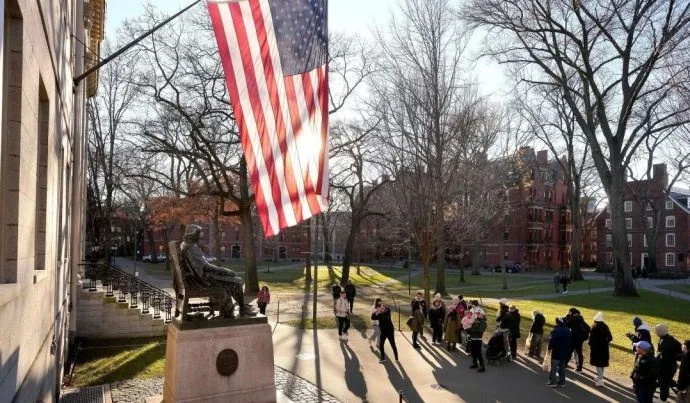 Governo Trump Processa Harvard por Discriminação em Novo Movimento Judicial