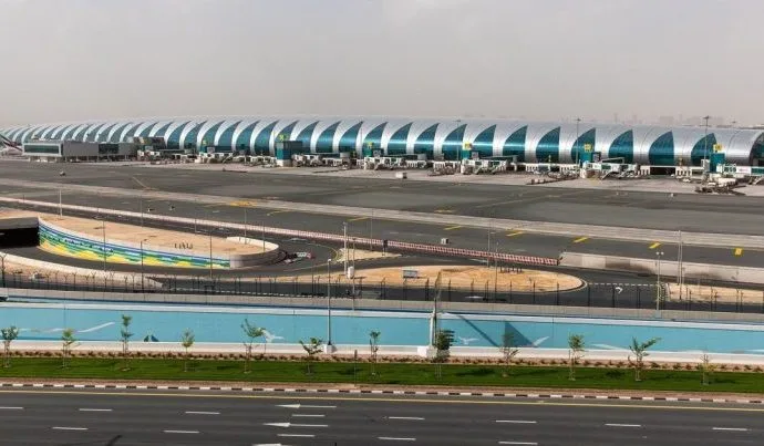 Incêndio próximo ao Aeroporto de Dubai em decorrência de incidente com drone