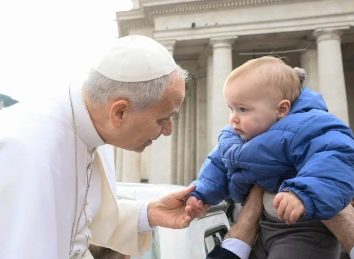 Reflexões do Papa sobre a Natureza da Igreja: Humana e Divina