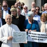Encontro Memorável: Ex-Colegas de Escola do Papa na Praça São Pedro