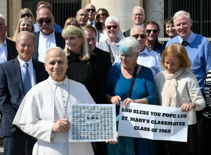 Encontro Memorável: Ex-Colegas de Escola do Papa na Praça São Pedro