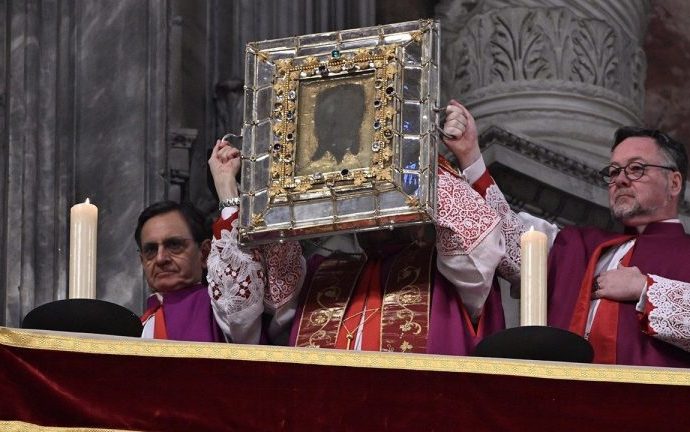 A Exposição do Véu de Verônica na Basílica de São Pedro: Um Chamado à Compaixão