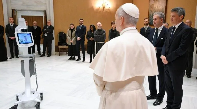 Papa Francisco Recebe Delegação do Hospital Mundial das Crianças e Recebe Equipamento de Telemedicina
