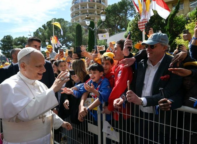 Papa Francisco Encontra Jovens em Mônaco e Fala sobre o Amor de Deus