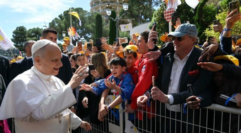 Papa Francisco Encontra Jovens em Mônaco e Fala sobre o Amor de Deus