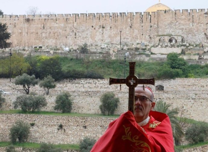 Cardeal Pizzaballa Reflete Sobre a Paz Durante Oração no Getsêmani