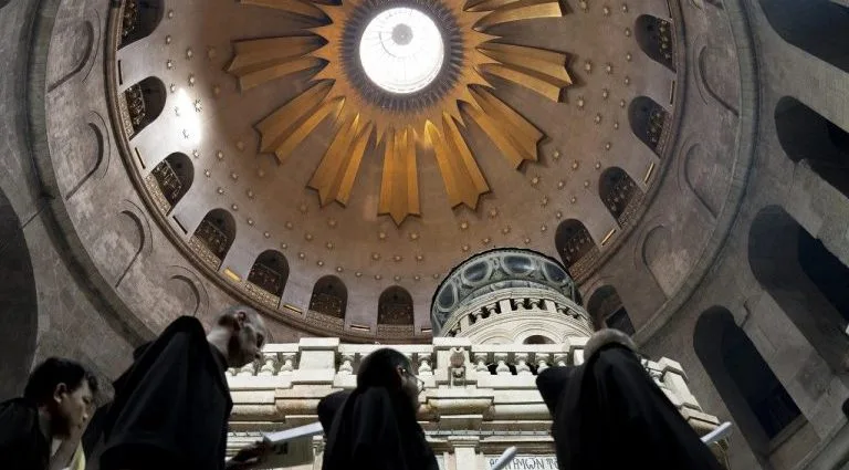 Diplomacia em Foco: Parolin e o Embaixador de Israel Discutem Incidente no Santo Sepulcro