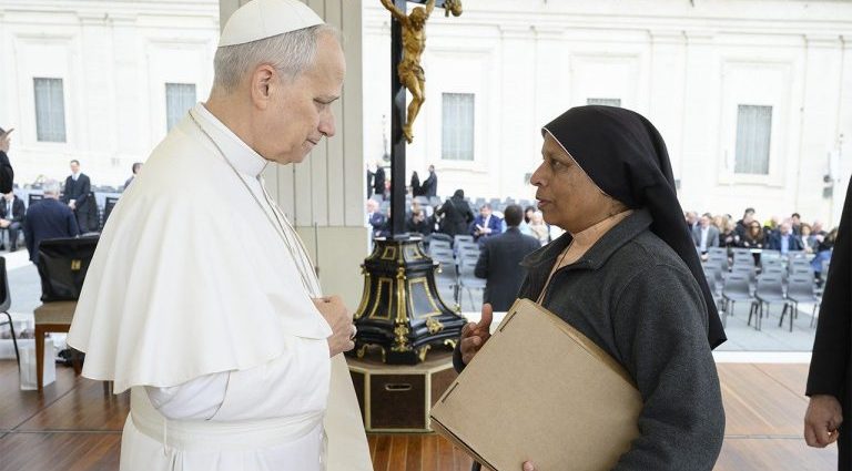 Compromisso Missionário de Irmã Surabhila: Uma Mensagem ao Papa na Audiência Geral