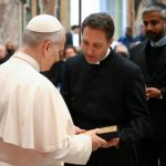 Reflexões do Papa sobre a Responsabilidade dos Cristãos em Conflitos Armados