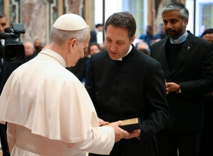 Reflexões do Papa sobre a Responsabilidade dos Cristãos em Conflitos Armados