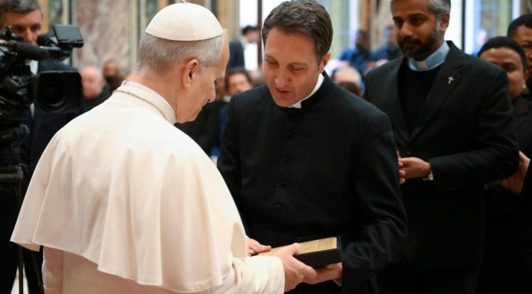 Reflexões do Papa sobre a Responsabilidade dos Cristãos em Conflitos Armados