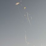 Destroços de míssil interceptado causam mortes e feridos em Abu Dhabi